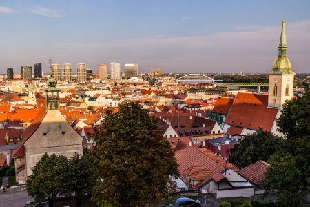 Foto de Vista aérea del casco antiguo de Bratislava, Eslovaquia - Imagen libre de derechos