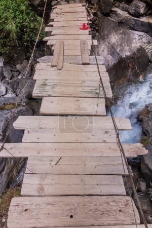 Foto de Puente colgante sobre el río Jinsha en Tiger Leaping Gorge, provincia de Yunnan, China - Imagen libre de derechos