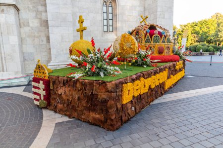 Téléchargez les photos : BUDAPEST, HONGRIE - 8 SEPTEMBRE 2021 : Flotteur de fleurs avec des bijoux de couronnement de Deberecen carnaval des fleurs, Budapest, Hongrie - en image libre de droit