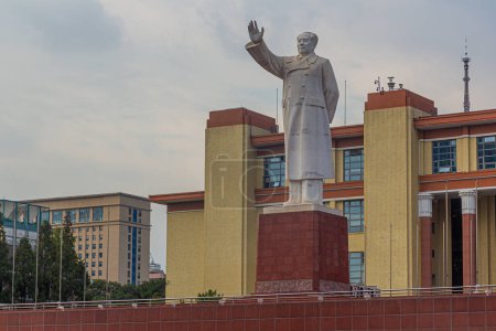 Photo for CHENGDU, CHINA  - NOVEMBER 1, 2019: Chairman Mao statue at the Tianfu Square in Chengdu, China - Royalty Free Image