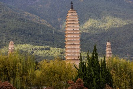 Téléchargez les photos : Trois pagodes près de la ville antique de Dali, province du Yunnan, Chine - en image libre de droit