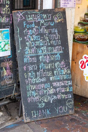 Foto de CHIANG MAI, TAILANDIA - 12 DE DICIEMBRE DE 2019: Menú de restaurante escrito en tailandés en Chiang Mai, Tailandia - Imagen libre de derechos