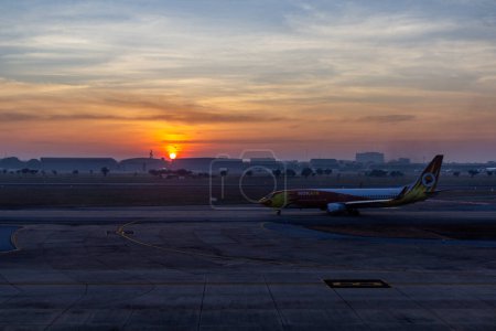 Foto de BANGKOK, TAILANDIA - 16 DE DICIEMBRE DE 2019: Salida del sol en el aeropuerto de Dong Mueang en Bangkok, Tailandia - Imagen libre de derechos