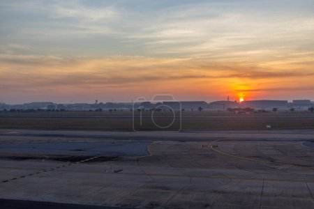 Foto de Salida del sol en el aeropuerto de Dong Mueang en Bangkok, Tailandia - Imagen libre de derechos