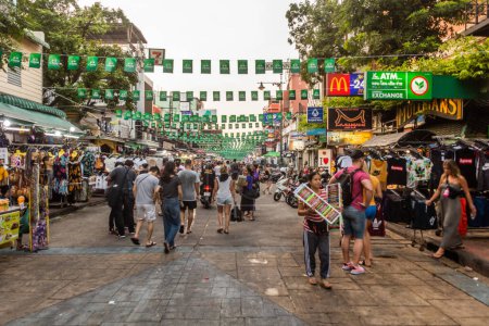 Foto de BANGKOK, TAILANDIA - 15 DE DICIEMBRE DE 2019: Vista de Khao San Road en Bangkok, Tailandia - Imagen libre de derechos