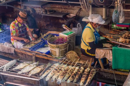 Téléchargez les photos : BANGKOK, THAÏLANDE - 14 DÉCEMBRE 2019 : Bateau de cuisine au marché flottant Taling Chan à Bangkok, Thaïlande - en image libre de droit