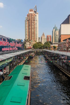 Téléchargez les photos : BANGKOK, THAÏLANDE - 15 DÉCEMBRE 2019 : Quai Pratunam sur le canal Saen Saep à Bangkok Thaïlande - en image libre de droit
