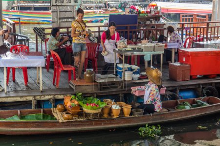Téléchargez les photos : BANGKOK, THAÏLANDE - 14 DÉCEMBRE 2019 : Marché flottant Taling Chan à Bangkok, Thaïlande - en image libre de droit