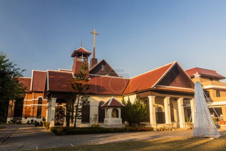 Foto de Vista de la Primera Iglesia en Chiang Rai, Tailandia - Imagen libre de derechos