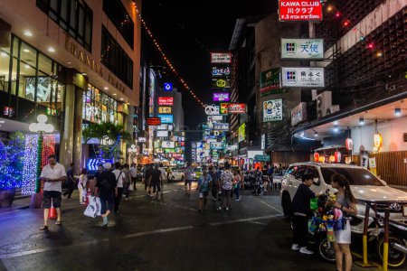 Foto de BANGKOK, TAILANDIA - 14 DE DICIEMBRE DE 2019: Vista nocturna de una calle en el distrito de Patpong en Bangkok, Tailandia. - Imagen libre de derechos