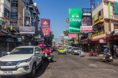 Foto de BANGKOK, TAILANDIA - 14 DE DICIEMBRE DE 2019: Vista de Khao San Road en Bangkok, Tailandia - Imagen libre de derechos