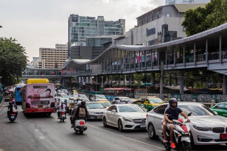 Foto de BANGKOK, TAILANDIA - 15 DE DICIEMBRE DE 2019: Vista de Ratchadamri Road en Bangkok, Tailandia - Imagen libre de derechos