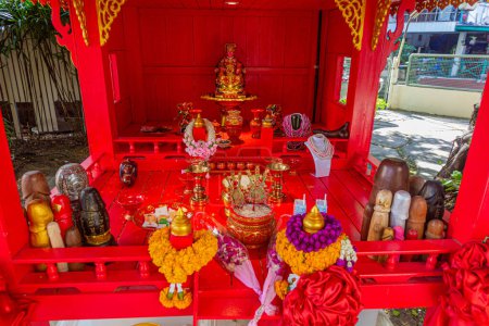 Téléchargez les photos : BANGKOK, THAÏLANDE - 14 DÉCEMBRE 2019 : Sanctuaire phallique Chao Mae Tuptim à Bangkok, Thaïlande. - en image libre de droit