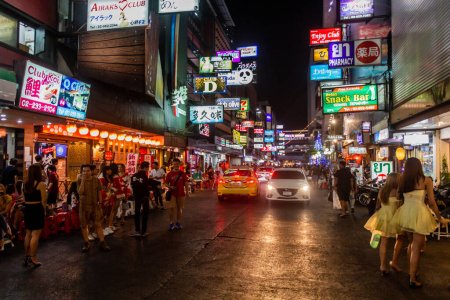 Téléchargez les photos : BANGKOK, THAÏLANDE - 14 DÉCEMBRE 2019 : Vue de nuit d'une rue dans le quartier Patpong à Bangkok, Thaïlande. - en image libre de droit