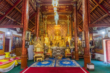 Téléchargez les photos : CHIANG RAI, THAÏLANDE - 29 NOVEMBRE 2019 : Intérieur du temple Wat Phra Singh à Chiang Rai, Thaïlande - en image libre de droit