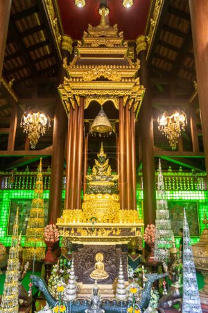 Foto de CHIANG RAI, TAILANDIA - 1 DE DICIEMBRE DE 2019: Buda Esmeralda del templo de Wat Phra Kaew en Chiang Rai, Tailandia - Imagen libre de derechos