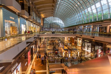 Téléchargez les photos : SINGAPOUR, SINGAPOUR - 17 DÉCEMBRE 2019 : Intérieur des boutiques du centre commercial Marina Bay Sands, Singapour - en image libre de droit