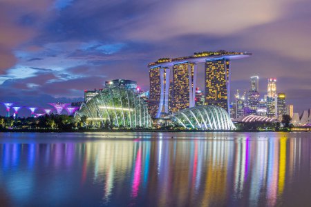 Téléchargez les photos : Vue du soir de Marina Bay skyline, Singapour - en image libre de droit