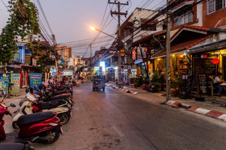 Foto de CHIANG MAI, TAILANDIA - 3 DE DICIEMBRE DE 2019: Vista nocturna de la carretera Loi Kroh (distrito rojo) en Chiang Mai, Tailandia - Imagen libre de derechos