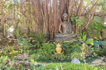 Foto de Estatua de Buda en los terrenos de Wat Rong Khun (Templo Blanco) en la provincia de Chiang Rai, Tailandia - Imagen libre de derechos