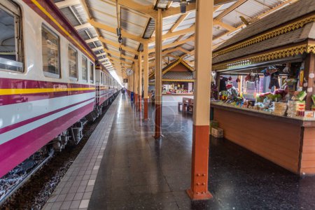 Foto de CHIANG MAI, TAILANDIA - 13 DE DICIEMBRE DE 2019: Plataforma de la estación de tren de Chiang Mai. - Imagen libre de derechos