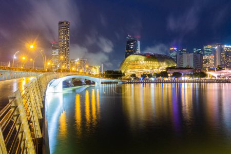 Téléchargez les photos : SINGAPOUR, SINGAPOUR - 17 DÉCEMBRE 2019 : Skyline of Marina Bay avec Esplanade Concert Hall à Singapour - en image libre de droit