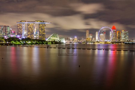 Foto de Vista nocturna del horizonte de Marina Bay, Singapur - Imagen libre de derechos