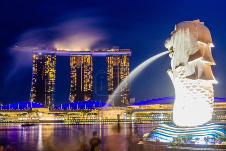 Téléchargez les photos : SINGAPOUR, SINGAPOUR - 17 DÉCEMBRE 2019 : Vue en soirée de Marina Bay Sands and Merlion à Singapour. - en image libre de droit
