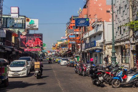 Foto de BANGKOK, TAILANDIA - 14 DE DICIEMBRE DE 2019: Vista de Khao San Road en Bangkok, Tailandia - Imagen libre de derechos