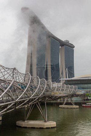 Foto de SINGAPUR, SINGAPUR - 17 DE DICIEMBRE DE 2019: Museo de las Ciencias del Arte y Marina Bay Sands en Singapur - Imagen libre de derechos