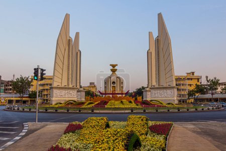 Téléchargez les photos : BANGKOK, THAÏLANDE - 15 DÉCEMBRE 2019 : Monument à la démocratie à Bangkok, Thaïlande - en image libre de droit