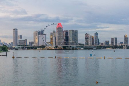 Téléchargez les photos : Skyline de Marina Bay à Singapour pendant le coucher du soleil - en image libre de droit