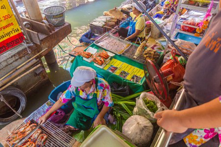 Téléchargez les photos : BANGKOK, THAÏLANDE - 14 DÉCEMBRE 2019 : Bateau de cuisine au marché flottant Taling Chan à Bangkok, Thaïlande - en image libre de droit