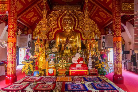 Téléchargez les photos : CHIANG RAI, THAÏLANDE - 29 NOVEMBRE 2019 : Intérieur du temple Wat Klang Wiang à Chiang Rai, Thaïlande - en image libre de droit