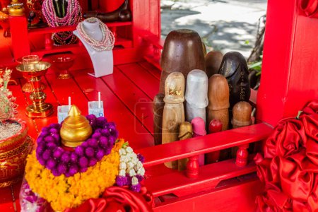 Foto de BANGKOK, TAILANDIA - 14 DE DICIEMBRE DE 2019: Santuario fálico Chao Mae Tuptim en Bangkok, Tailandia. - Imagen libre de derechos