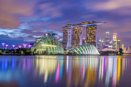 Téléchargez les photos : Vue du soir de Marina Bay skyline, Singapour - en image libre de droit