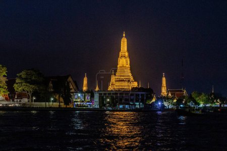 Téléchargez les photos : Vue de nuit du temple Wat Arun à Bangkok, Thaïlande - en image libre de droit