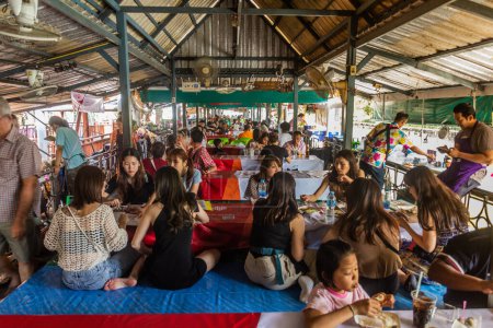 Foto de BANGKOK, TAILANDIA - 14 DE DICIEMBRE DE 2019: Vista del mercado flotante de Taling Chan en Bangkok, Tailandia - Imagen libre de derechos