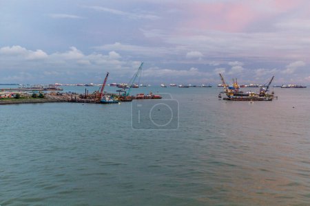 Foto de Barcos y dragas cerca de Marina en Singapur - Imagen libre de derechos