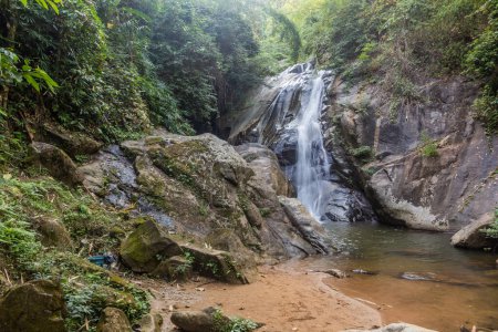 Téléchargez les photos : Cascade de Huai Mae Sai près de Chiang Rai, Thaïlande - en image libre de droit