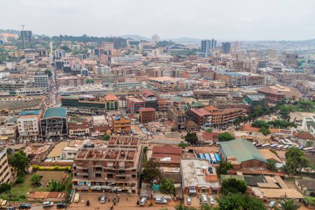 Foto de KAMPALA, UGANDA - 3 de marzo de 2020: Vista aérea de Kampala, Uganda - Imagen libre de derechos