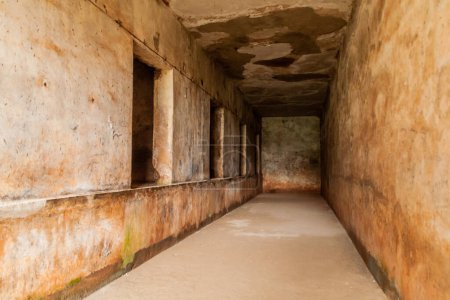 Téléchargez les photos : KAMPALA, OUGANDA - 3 MARS 2020 : Chambre de torture souterraine d'Idi Amin à Kampala, Ouganda - en image libre de droit