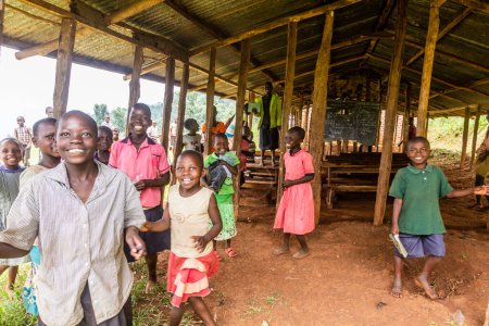 Foto de BUDADIRI, UGANDA - 26 DE FEBRERO DE 2020: Escuela rural cerca de Budadiri, Uganda - Imagen libre de derechos