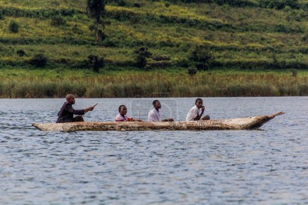 Foto de BUNYONYI, UGANDA - 19 DE MARZO DE 2020: Canoa Dugout en el lago Bunyonyi, Uganda - Imagen libre de derechos