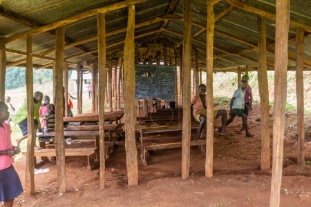 Foto de BUDADIRI, UGANDA - 26 DE FEBRERO DE 2020: Escuela rural cerca de Budadiri, Uganda - Imagen libre de derechos