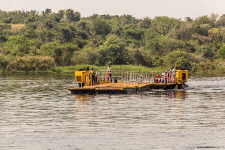 Téléchargez les photos : MURCHISON FALLS, OUGANDA - 8 MARS 2020 : traversée du Nil Victoria dans le parc national des chutes Murchison, Ouganda - en image libre de droit