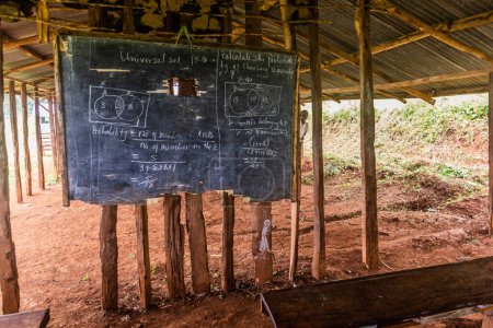 Téléchargez les photos : BUDADIRI, OUGANDA - 26 FÉVRIER 2020 : Tableau noir d'une école rurale près de Budadiri, Ouganda - en image libre de droit