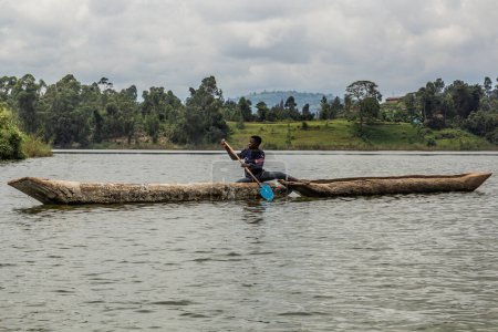Foto de BUNYONYI, UGANDA - 19 de marzo de 2020: Canoas Dugout en el lago Bunyonyi, Uganda - Imagen libre de derechos