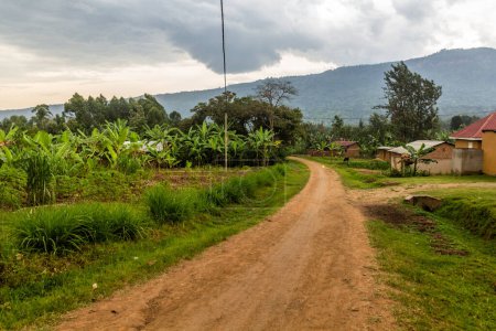Foto de Camino sin pavimentar en la aldea de Budadiri, Uganda - Imagen libre de derechos