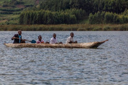 Foto de BUNYONYI, UGANDA - 19 DE MARZO DE 2020: Canoa Dugout en el lago Bunyonyi, Uganda - Imagen libre de derechos